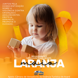 criança branca brincando com duas formas geométricas