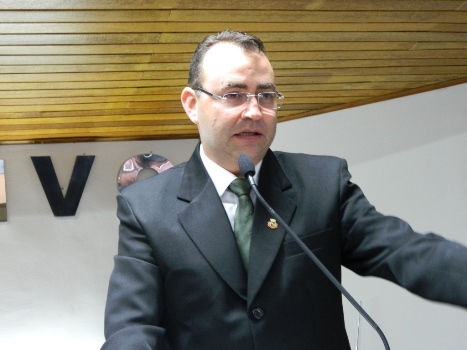 Vereador pede esclarecimentos sobre servidor do Gabinete do Prefeito