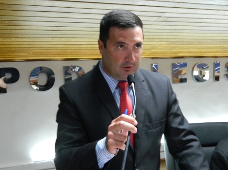 Vereador pede solução para vazamento de esgoto