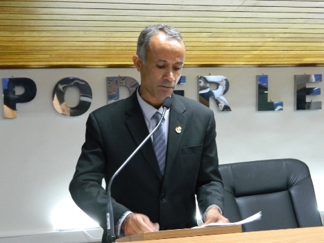 Jairinho pede providências junto a Sabesp