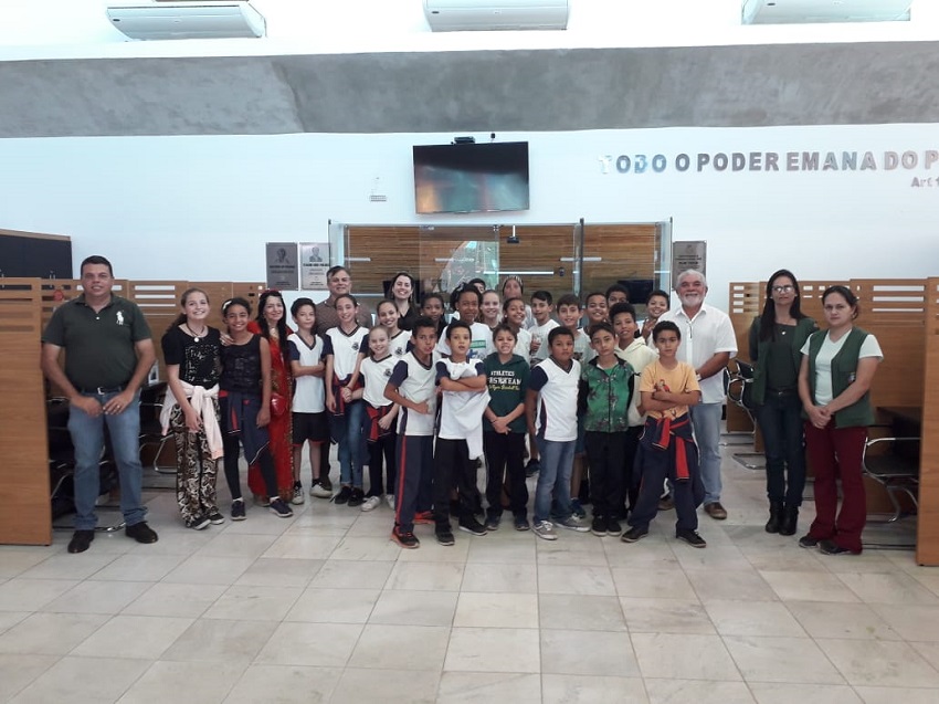 Escola municipal Elizabeth Freitas visita instalações da Câmara