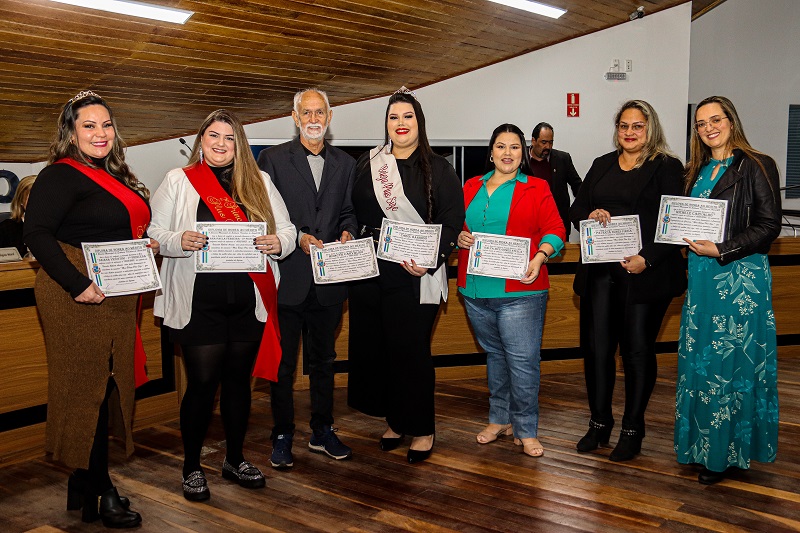 NOITE DE HOMENAGENS NA CÂMARA MUNICIPAL