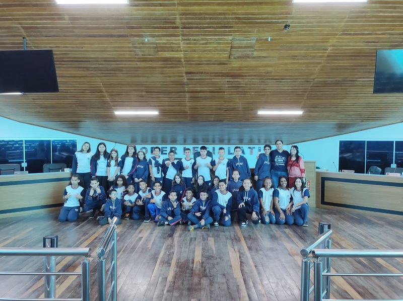 ALUNOS DO 5º ANO DA EMEB CLARINDO MACEDO VISITARAM A CÂMARA MUNICIPAL