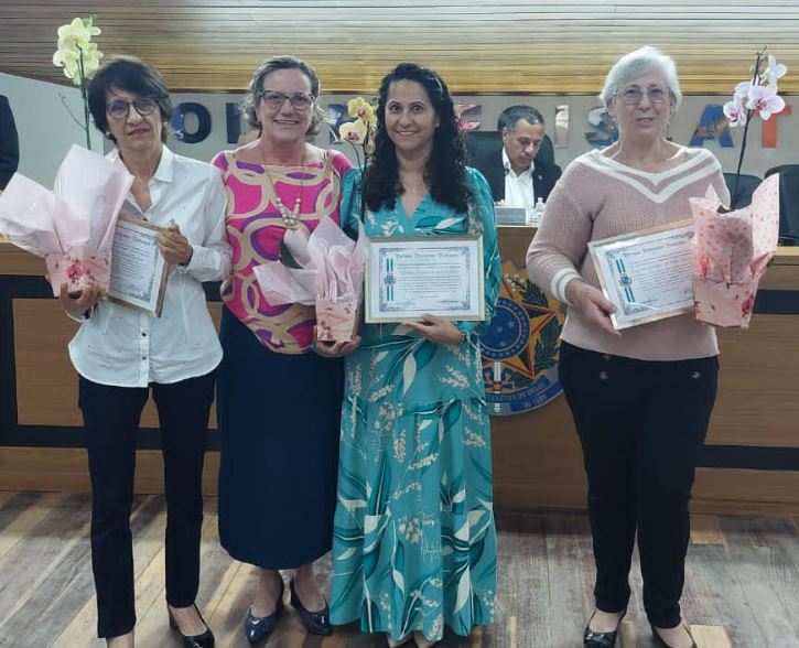 SESSÃO ORDINÁRIA TEVE ENTREGA DO PRÊMIO “PROFESSOR DESTAQUE”