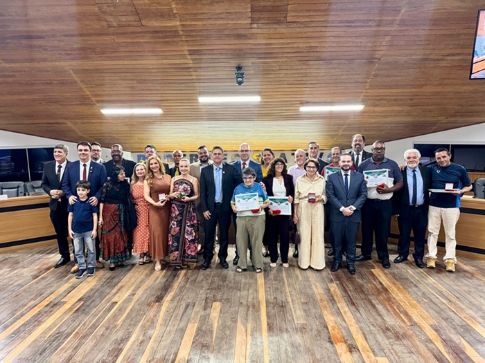 Treze personalidades receberam a Medalha Maneco Dionísio em sessão solene na Câmara